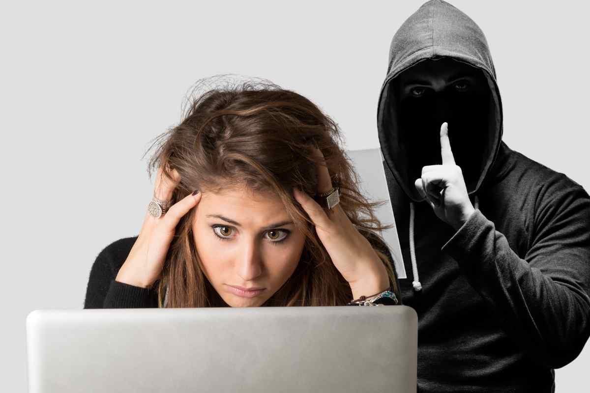 Ragazza preoccupata e hacker