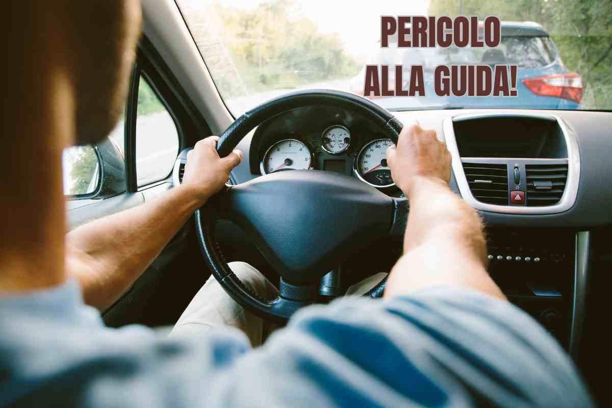 Uomo al volante che guida