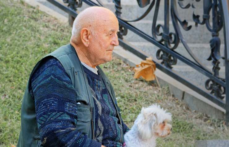 anziano con il cane