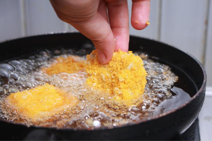 cibo che si frigge in padella