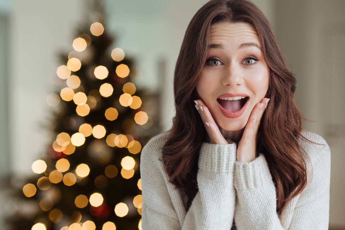 ragazza in primo piano e albero di natale