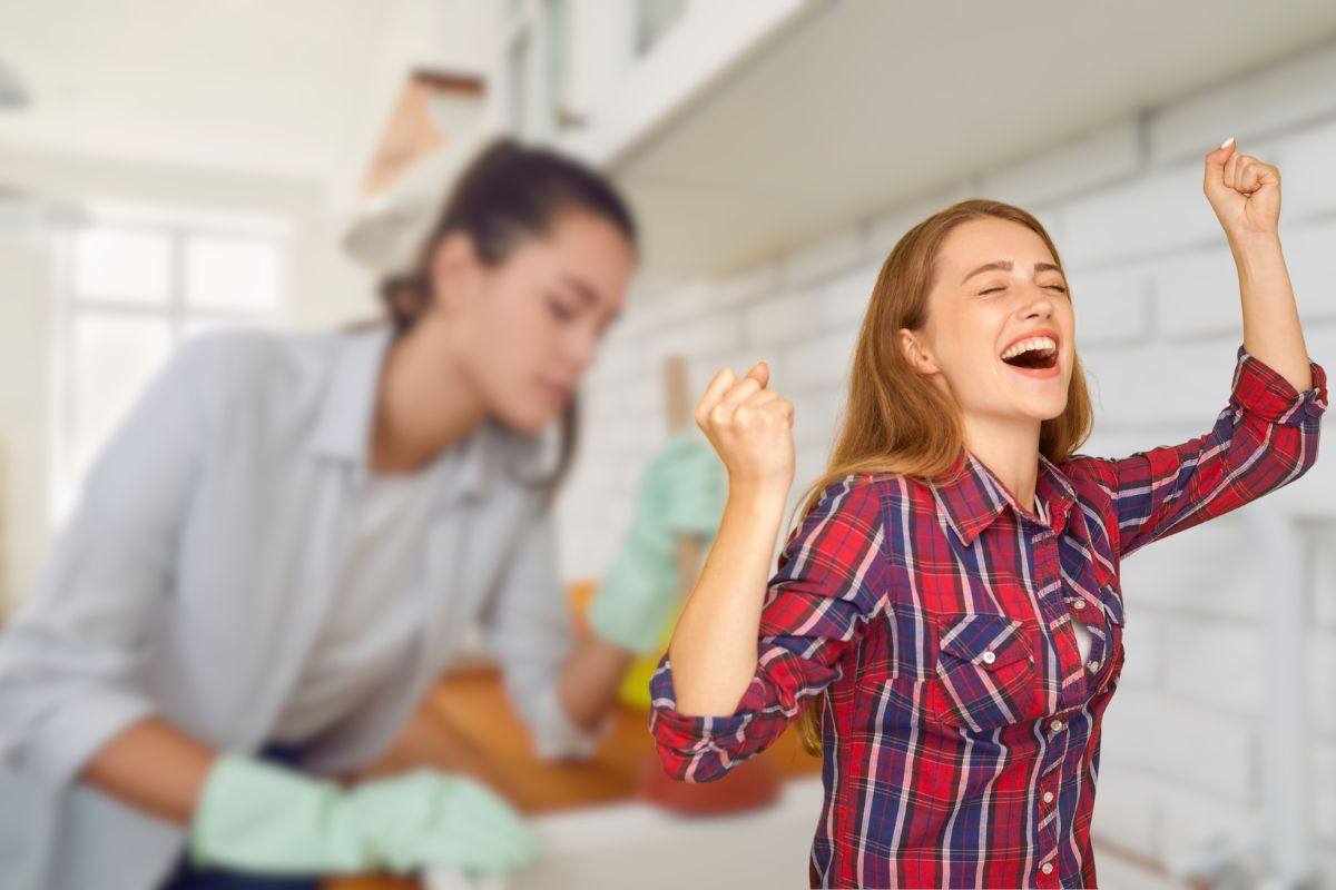 donna in cucina e donna che esulta