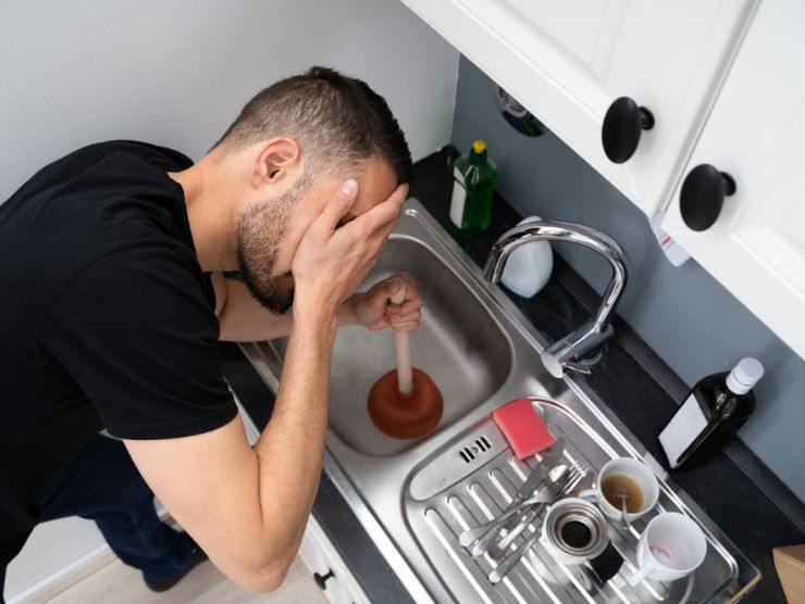 uomo disperato in cucina